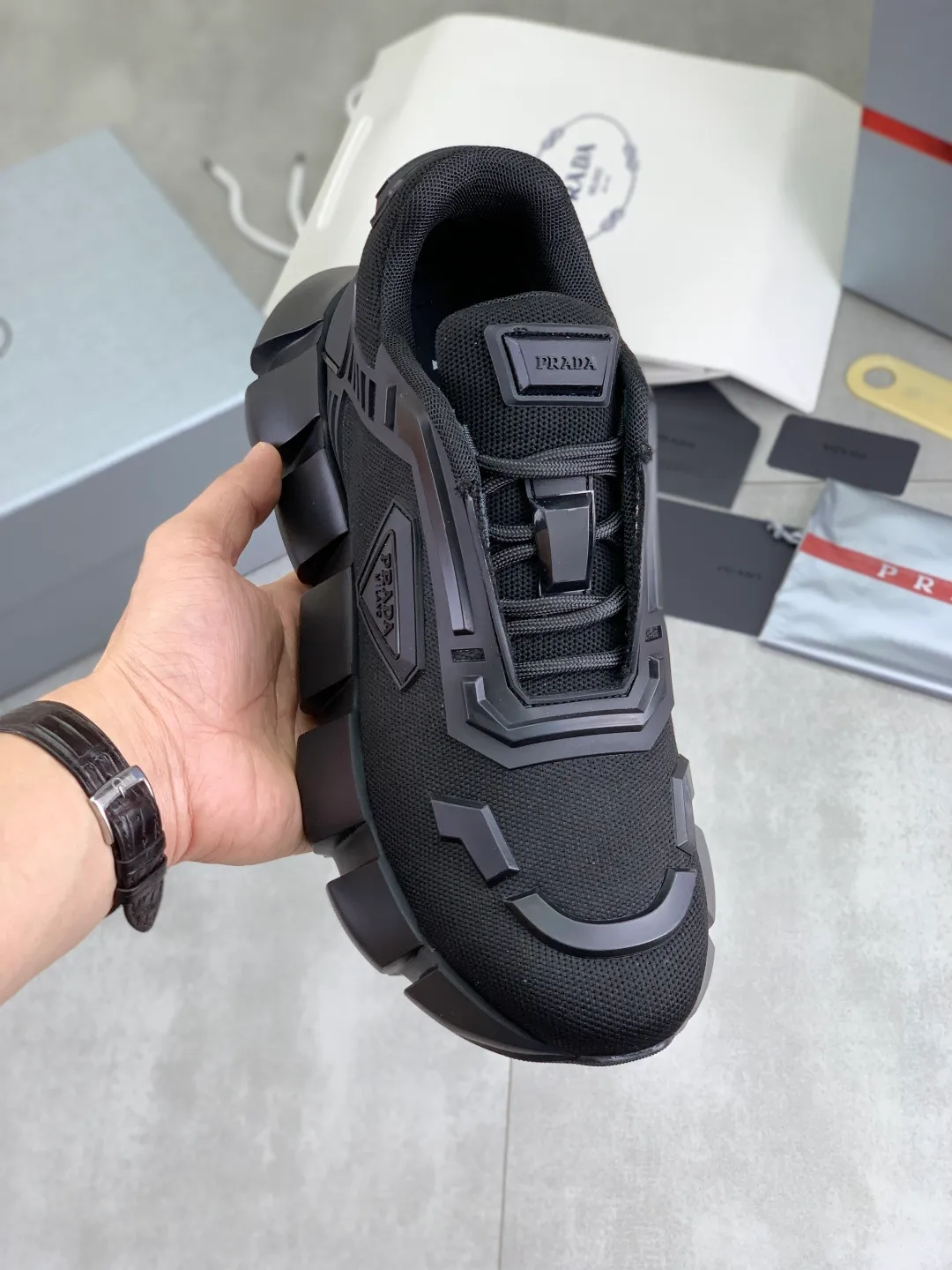 Men's shoes 💰P580💰 [New style] High version official website popular models are on the market, 🆘 Trendy brand (Prada) mainly promotes popular models, avant-garde and versatile fashion men's shoes private version mold opening, cowhide surface splicing 1:1.. Fashionable and simple, original imported cowhide lining cowhide feet; the atmosphere and personality are more fashionable, eye-catching and pursuing class. It will subvert the old idea and be a must-have for fashion trendsetters with you! Must keep it for yourself! Tall and comfortable, large and low, high-end quality workmanship. Size: 38-45; 4️⃣ colors available.